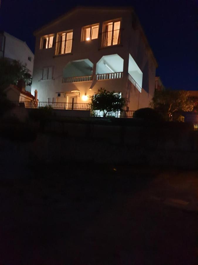 Apartments Zdenka Vinisce Bagian luar foto