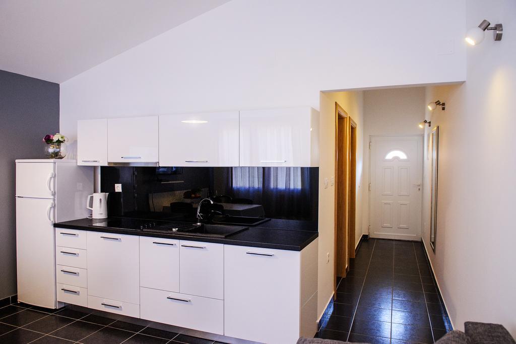 Apartments Zdenka Vinisce Bagian luar foto