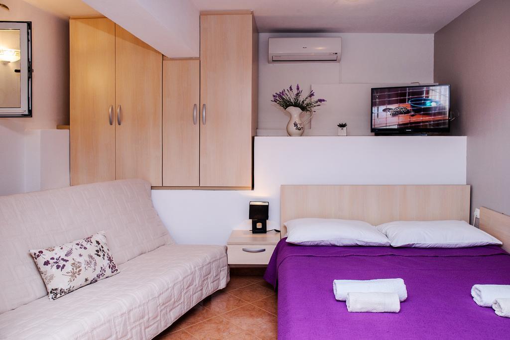Apartments Zdenka Vinisce Bagian luar foto