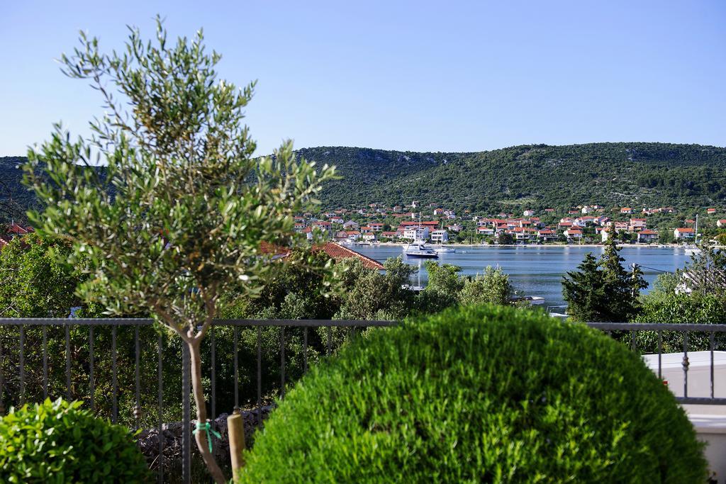 Apartments Zdenka Vinisce Bagian luar foto